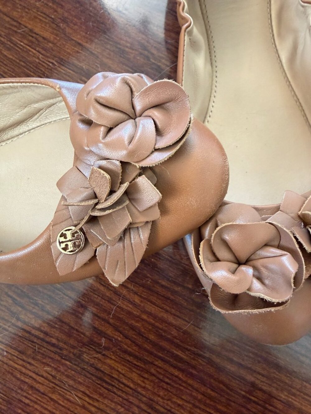 Tory Burch leather ballet flats with floral appliqués - Picture 6 of 9